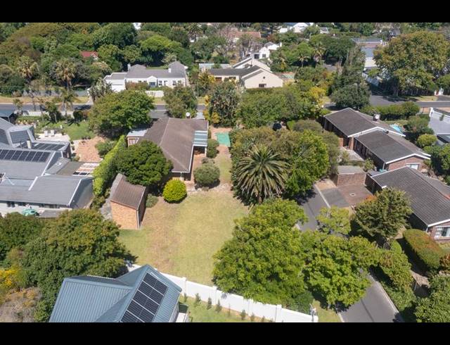 5 BEDROOM HOUSE FOR SALE IN CONSTANTIA